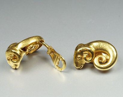 ZOLOTAS : Paire de clips d'oreilles en or jaune 18K (750/oo) à décor de tête de bélier...