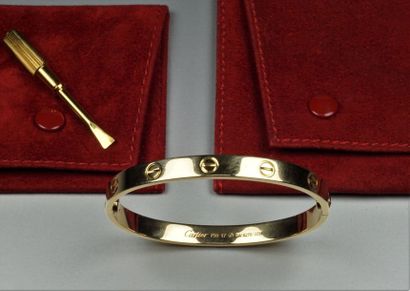 CARTIER : Bracelet jonc ouvrant en or jaune 18K (750/oo), modèle "Love". Taille 17....