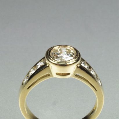 null Bague jonc en or jaune 18K (750/oo) ornée d'un diamant taille brillant serti...