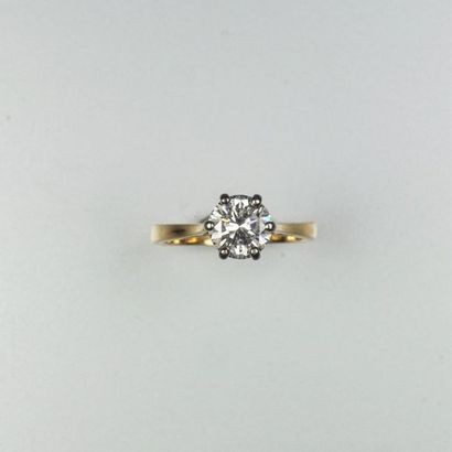 null Bague solitaire en or jaune 18K (750/oo) sertie d'un diamant taille brillant...