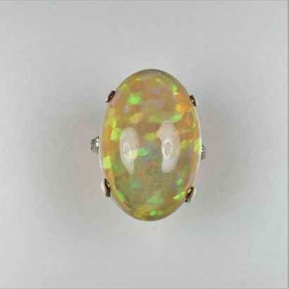 null Bague en or 18K (750/oo) de deux tons centrée d'un important cabochon d'opale...