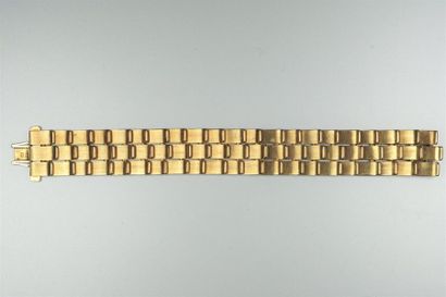 null Bracelet ruban articulé en or jaune 18K (750/oo) figurant des écailles stylisées....