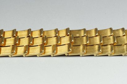 null Bracelet ruban articulé en or jaune 18K (750/oo) figurant des écailles stylisées....