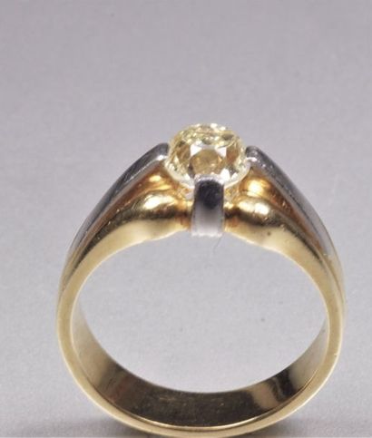 null Bague jonc en or jaune et or gris 18K (750/oo) ornée d'un diamant coussin taille...