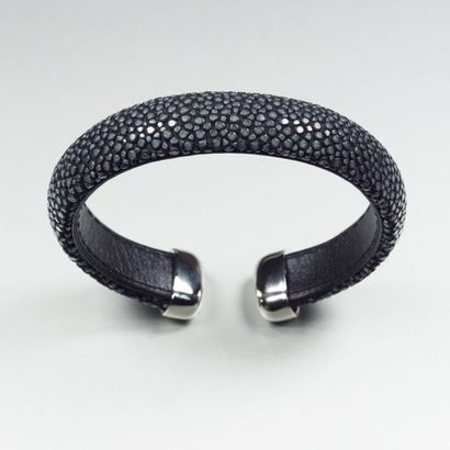 null Bracelet Jonc ouvert en galuchat et cuir noir, les extrémités en métal.
