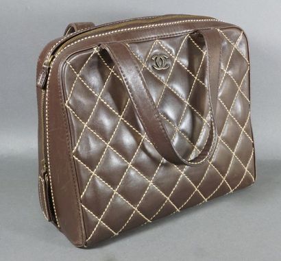 CHANEL Made in Italy Sac en cuir matelassé marron fermeture éclair, double anse,...