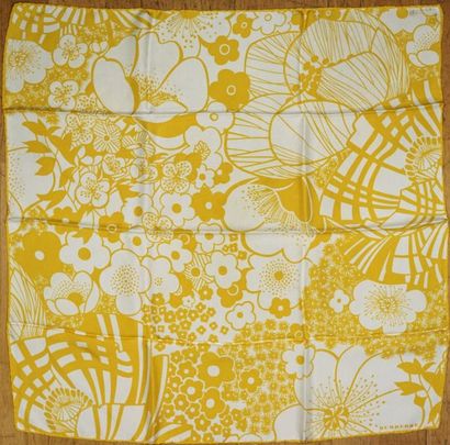 BURBBERY Carré en soie à décor de fleurs jaunes sur fond blanc (taches) on y joint...