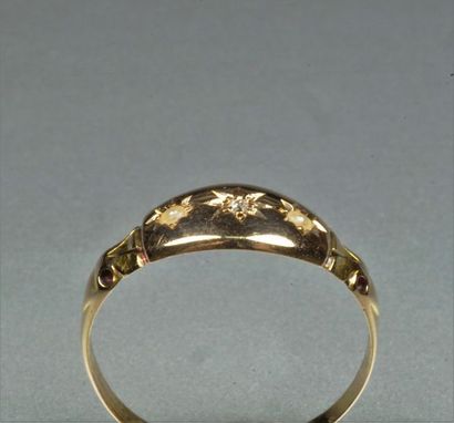 null Bague ancienne en or jaune 18K (750/oo) centrée d'un petit diamants taille ancienne...