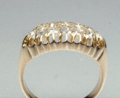 null Bague ancienne en or jaune 14K (585/oo) centrée de deux lignes de diamants taille...