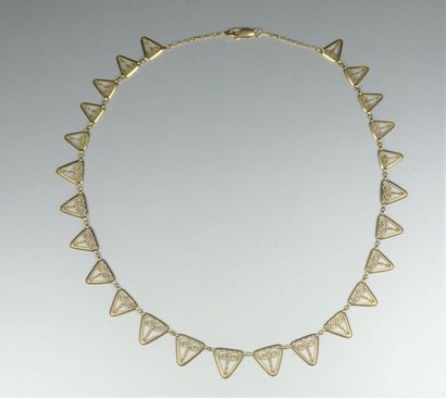 null Collier draperie en or jaune 18K (750/oo) à maillons triangulaires filigranés...