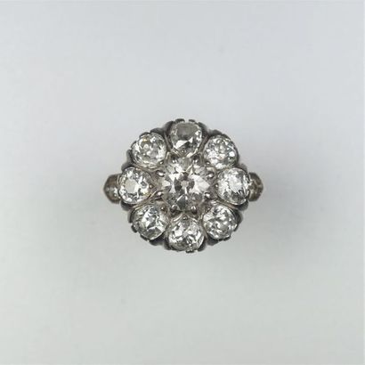 null Bague Marguerite en or 18K (750/oo) de deux tons centrée d'un diamant taille...