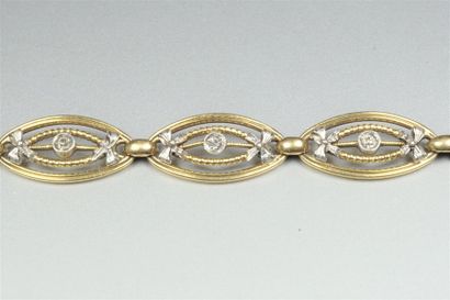 null Bracelet ancien en or jaune 18K (750/oo) à maillons ovales ajourés agrémentés...