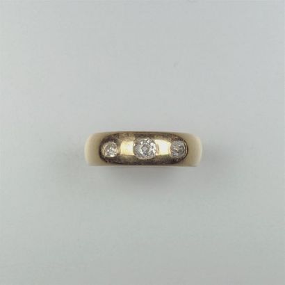 null Bague Jonc bombé en or jaune 18K (750/oo) agrémentée de trois diamants coussins...