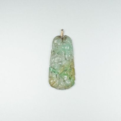 null Pendentif en jade sculpté à décor végétal, la bélière en or gris 18K (750/oo)...