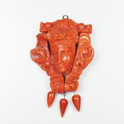 null Pendentif en corail figurant une tête de femme dans un entourage de guirlandes...