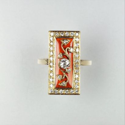 null Bague en or jaune 18K (750/oo) le plateau rectangulaire orné d'un motif floral...