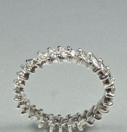 null Alliance en or gris 18K (750/oo) sertie de diamants taille navette disposés...