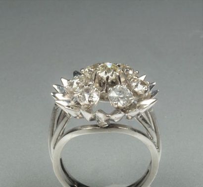 null Bague "Fleur" en or gris 18K (750/oo) et platine (850/oo) le plateau ajouré...