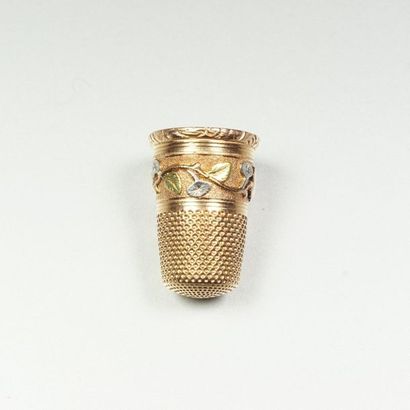 null Antique thimble in 18K (750/oo) yellow gold with a multi-toned gold plant frieze....