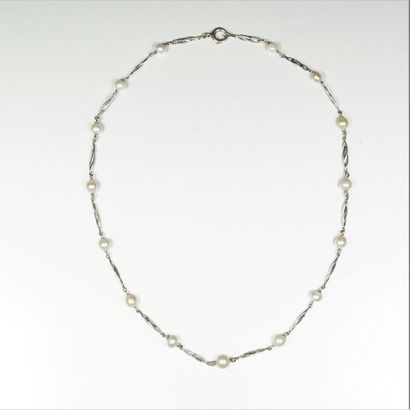 null Collier en platine (850/oo) à maillons fantaisie entrecoupés de perles probablement...