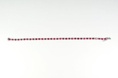 null Bracelet ligne en or gris 18K (750/oo) serti de rubis ovales calibrant ensemble...