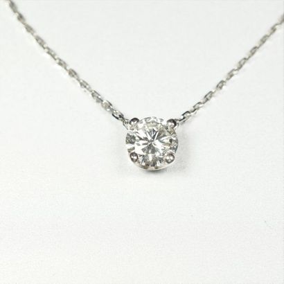 null Collier en or gris 18K (750/oo) maille forçat, centré d'un diamant taille brillant...