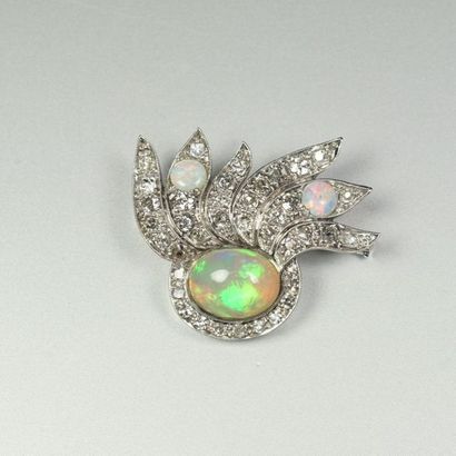 null Brooch in 18K (750/oo) white gold (750/oo) platinum (850/oo) with a flamed pattern...