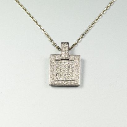 null Pendentif carré en or gris 18K (750/oo) centré d'un pavage de diamants taille...