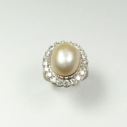 null Bague en or gris 18K (750/oo) centrée d'une importante perle Mabé en serti clos...