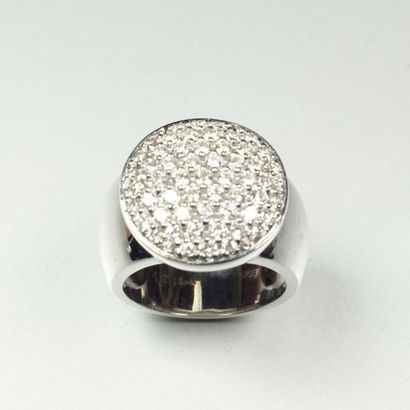 null 18K (750/oo) white gold ring centered on a domed lozenge paved with brilliant-cut...