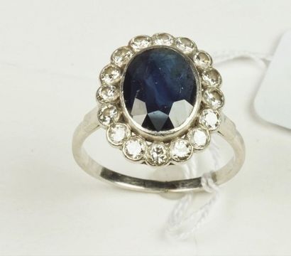 null Scalloped platinum ring (850/oo) set with an oval sapphire (Australian origin)...