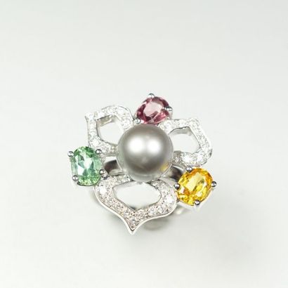 null Flower" ring in 18K (750/oo) white gold centered on a gray cultured pearl surrounded...