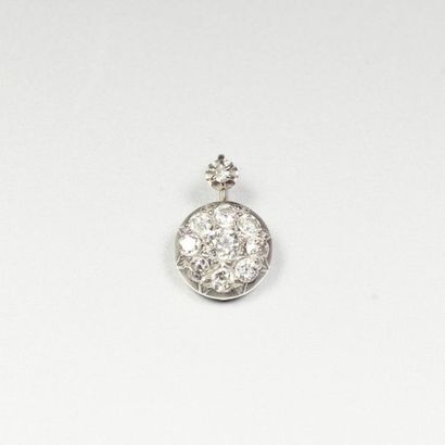 null Pendentif rond en or gris 18K (750/oo) serti de diamants taille ancienne calibrant...