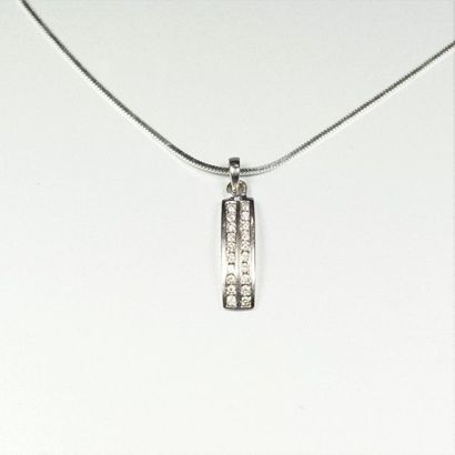 null Pendant forming a curved barrette in 18K (750/oo) white gold set with two lines...