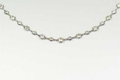 null Long collier en or gris 18K (750/oo), chaque maillon agrémenté d'une diamant...