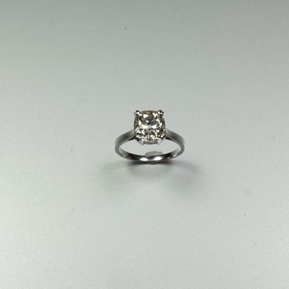 null Bague solitaire en or gris 18K (750/oo) centrée d'un diamant coussin taille...