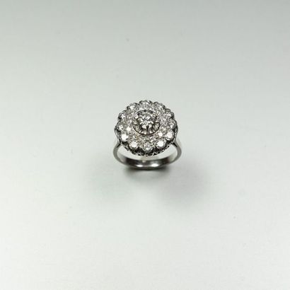 null Round ring in 18K (750/oo) white gold, the plate forming a rosette set with...