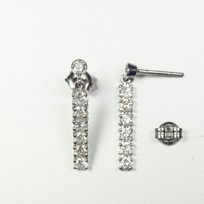 null Pair of 18K (750/oo) white gold earrings set with lines of brilliant-cut diamonds....