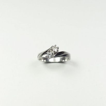null Bague "Toi et Moi" en or gris 18K (750/oo) agrémentée de deux diamants taille...