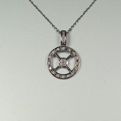 null Pendentif rond en or gris 18K (750/oo) le décor ajouré et la bélière sertis...