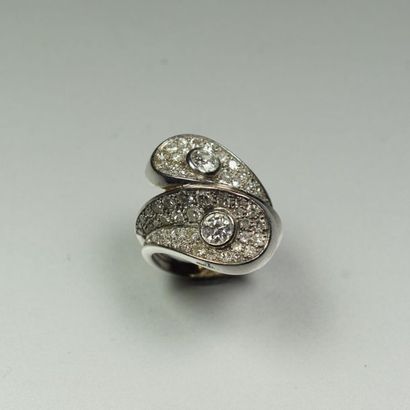 null Platinum (850/oo) cross-cut ring formed of two curved patterns paved with round...