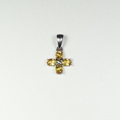 CRISO Pendentif "Croix" en or gris 18K (750/oo) orné de citrines. Signé. Poids brut...