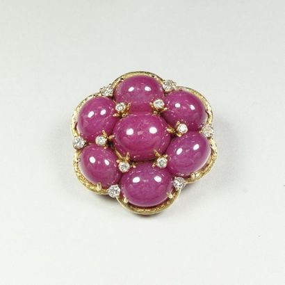 null Broche "Rosace" en or jaune 18K (750/oo) ornée de sept cabochons de rubis (pierres...