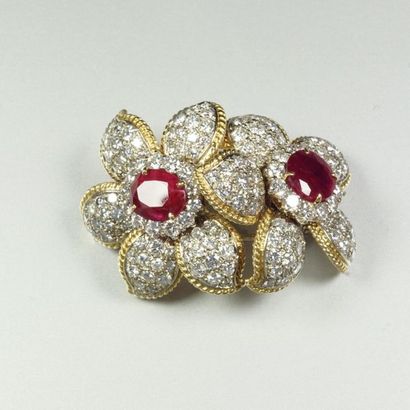 null Two-tone 18K (750/oo) gold transformation brooch featuring a double flower,...