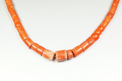 Raw coral pearl necklace. Metal clasp. Gross...