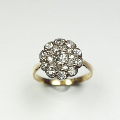 Ring in 18K (750/oo) yellow gold with a round...