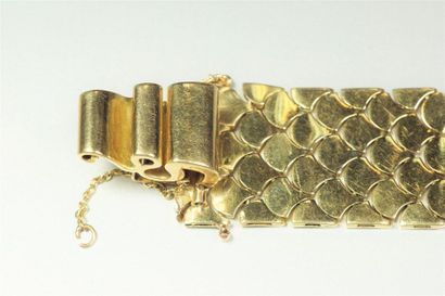 null Bracelet ruban articulé en or jaune 18K (750/oo) à maillons écailles, le fermoir...