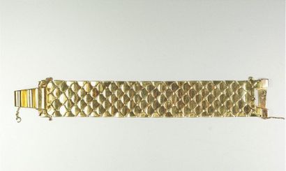 null Bracelet ruban articulé en or jaune 18K (750/oo) à maillons écailles, le fermoir...