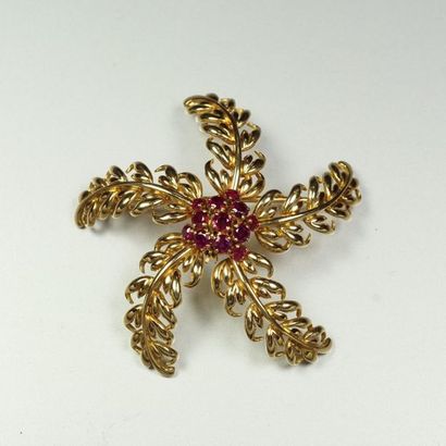 BOUCHERON Broche "Étoile de mer" en or jaune 18K (750/oo) centrée de rubis ronds...