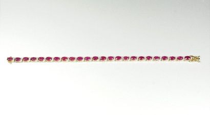 null Bracelet ligne en or 18K (750/oo) de deux tons composé de rubis ovales (pierres...